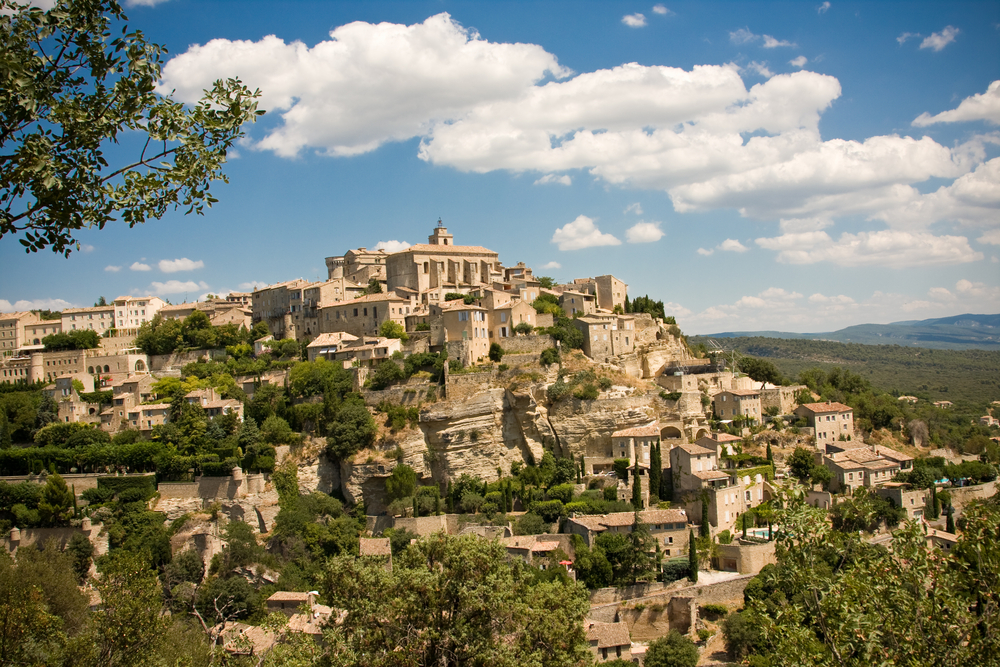 Piękna, górująca nad miastem, średniowieczna wioska Gordes.