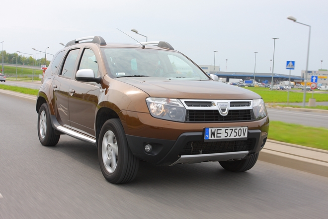 Dacia Duster wygląda z zewnątrz naprawdę ciekawie. Muskularne nadwozie dodaje autu charakteru.