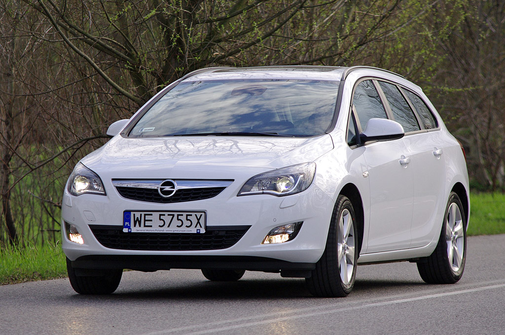 Opel Astra Sport Tourer - przód.