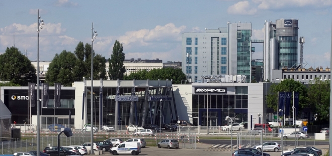 Od ponad 9 lat firma Duda-Cars tworzy w Poznaniu wyjątkowe miejsce oferujące szeroką gamę samochodów Mercedes-Benz, wyjątkową ekspozycję samochodów AMG, a także możliwość obcowania z ambitną sztuką.