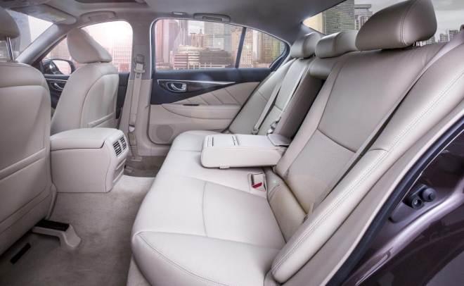 Infiniti Q50L - tylna kanapa