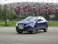 Nissan Qashqai drugiej generacji jest lepszy od poprzednika pod każdym względem. Ładniej wygląda, ma przestronniejsze wnętrze, lepszy układ napędowy i lepiej zestrojone zawieszenie. Ma ciekawsze, wygodniejsze i porządniej wykończone wnętrze. Jest również naszpikowany wszelkimi dostępnymi dziś technologiami z asystentami pasa ruchu, rozbudowanym systemem kamer ułatwiających parkowanie oraz funkcją czytania znaków drogowych włącznie. Nissan Qashqai drugiej generacji jest lepszy od poprzednika pod każdym względem. Ładniej wygląda, ma przestronniejsze wnętrze, lepszy układ napędowy i lepiej zestrojone zawieszenie. Ma ciekawsze, wygodniejsze i porządniej wykończone wnętrze. Jest również naszpikowany wszelkimi dostępnymi dziś technologiami z asystentami pasa ruchu, rozbudowanym systemem kamer ułatwiających parkowanie oraz funkcją czytania znaków drogowych włącznie.