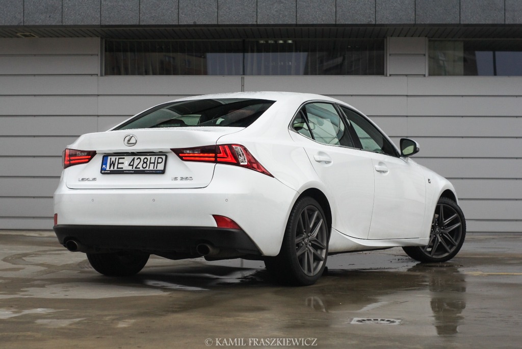 Sprzedaż samochodów marki Lexus na świecie Infor.pl