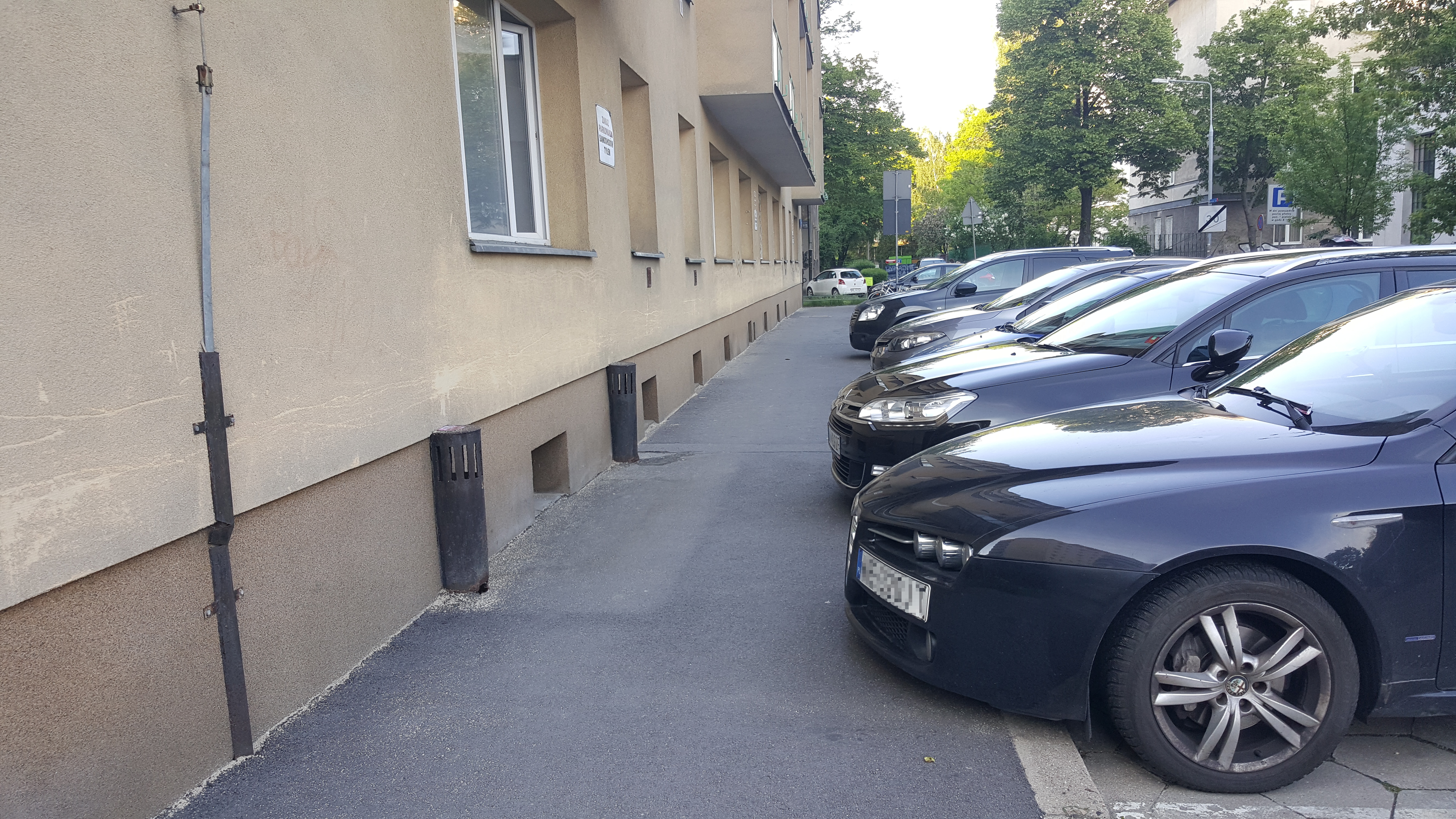 Zakaz parkowania tyłem do budynku – czy należy go przestrzegać?